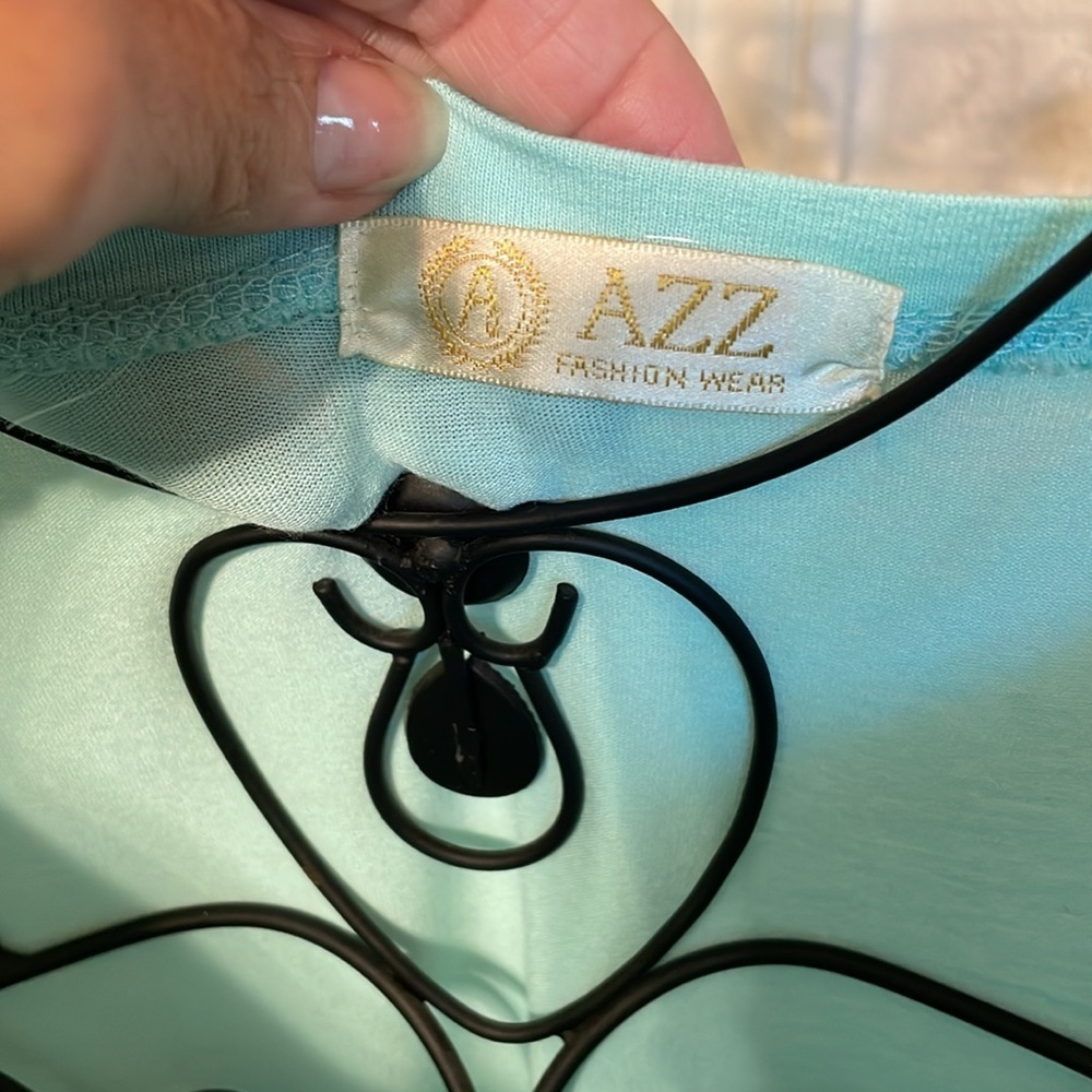 ☀️☀️☀️3 for 12$ ☀️☀️☀️Cold Shoulder Pull Over Top - Picture 6 of 10